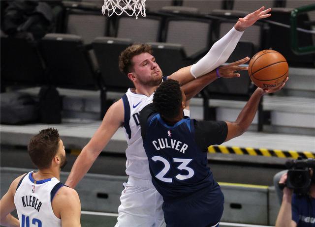 人注目的两 人注目的两